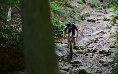 2023 DM Cross Radfahrer fährt Hügel hoch