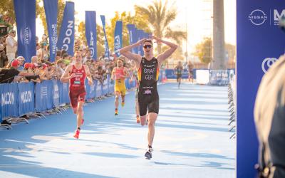 Henry Graf läuft bei WTCS Abu Dhabi ins Ziel. 