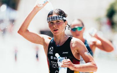 Lisa Tertsch schüttet sich Wasser über den Kopf