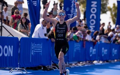 Franka_Rust_nominiert_TriathlonHeld_Mai_2025 - Bild zeigt sie auf blauem Teppich im Zieleinlauf beim WTCS Abu Dhabi 2025