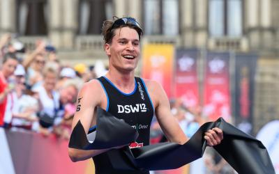 Henry Graf läuft mit Zielbanner in den Armen über die Ziellinie bei den Finals 2025 Dresden