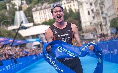 Henry Graf mit Zielbanner in Karlsbad beim WTCS Rennen