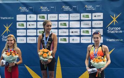 Rebecca Adam auf dem Podium auf Platz 1