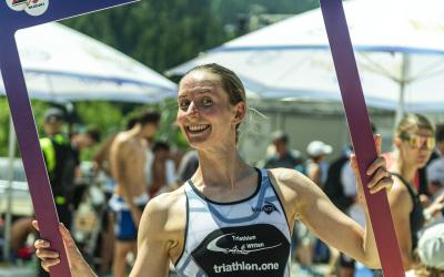 Eine Sportlerin posiert in einem großen Bilderrahmen