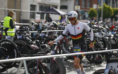 Mann mit Fahrrad und Helm in der Wechselzone