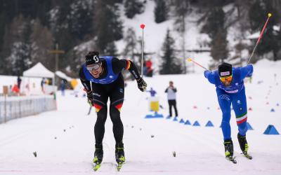 Zwei männliche Langläufer kämpfen im Fotofinish um die bessere Platzierung