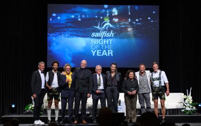 Mehrere Personen posieren im Rahmen einer Auszeichnung auf einer Gala-Bühne für ein Bild