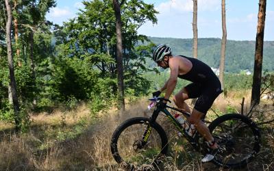 Ein Athlet fährt auf einem Mountainbike durch einen Wald