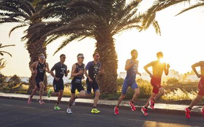 Gruppe Läufer darin auch Hellwig auf der Laufstrecke, im Hintergrund geht die Sonne unter