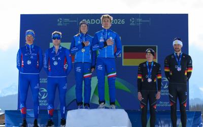 Drei Mixed-Pärchen stehen auf dem Podium und schauen in die Kamera - ganz rechts die beiden deutschen Vertreter als Dritte