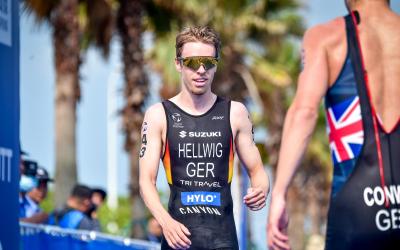 Ein Triathlet ist glücklich im Ziel angekommen