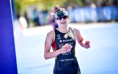 Nahaufnahme einer erschöpften Triathletin beim Laufen