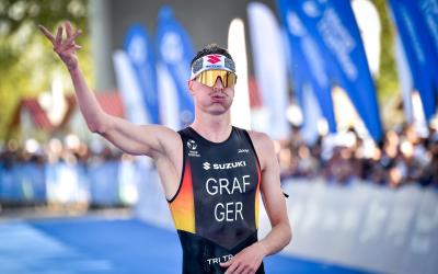 Ein deutscher Triathlet jubelt im Ziel