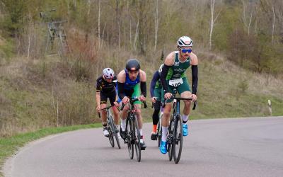 Drei Männer auf dem Fahrrad  