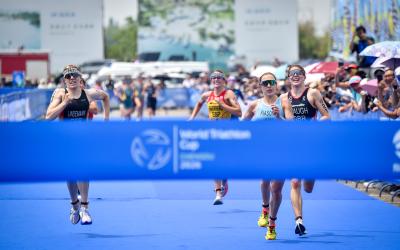 Laura Lindemann beim Zielsprint mit Russin