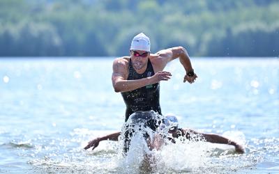 Athlet kommt aus dem See gelaufen 