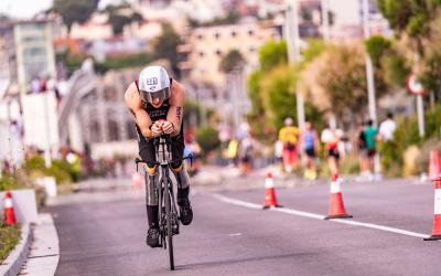Ein Para Triathlet fährt mit dem Rad auf der Straße auf die Kamera zu