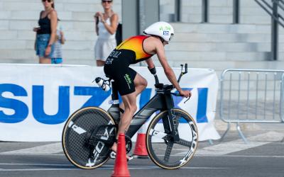 Para Triathlet Martin Schulz fährt auf der Radstrecke