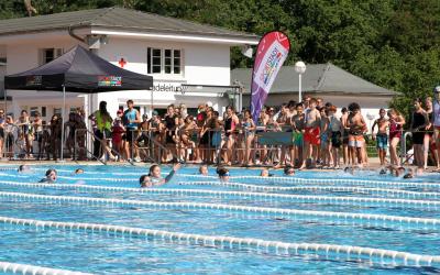 Kinder schwimmen im Freibad
