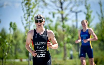 Zwei Triathletinnen laufen auf der Strecke