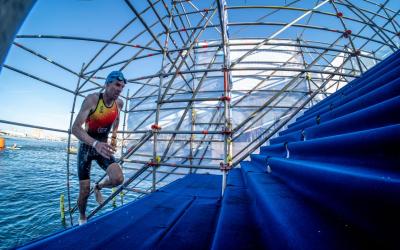 Mann kommt im GER-Einteiler aus dem Wasser