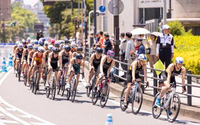 Frauengruppe auf Radstrecke beim WTCS in Yokohama