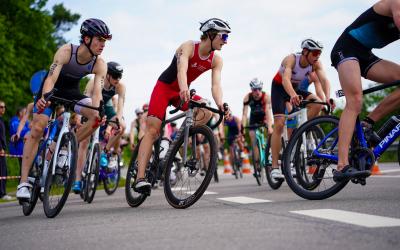 Eine Gruppe an jungen Radfahrern auf der Strecke
