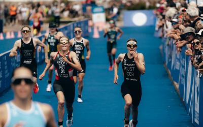 Mehrere Triathletinnen sprinten bei einem Rennen ins Zoel