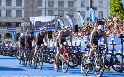 Mehrere Triathleten fahren in einer Radgruppe