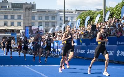 Mehrere Frauen laufen bei einem Triathlon aus der Wechselzone