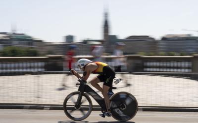 Ein Para Triathlet fährt schnell Rad