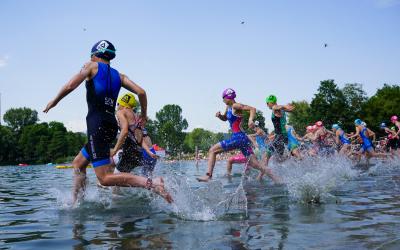 Junge Triathletinnen laufen in Jena in den See 