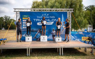 Drei Frauen stehen auf dem Podium 
