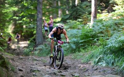 Crosstriathleten fahren mit MTB durch den Wald