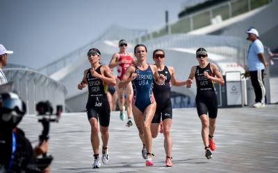 Fünf Frauen rennen im Rahmen eines Triathlonrennens auf Asphalt
