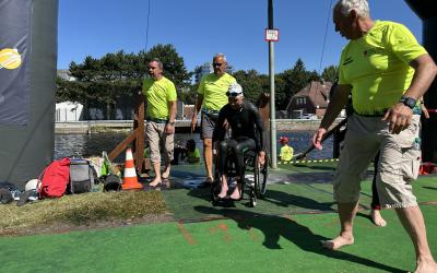Schwimmaustieg von einem Para-Athleten im Rollstuhl