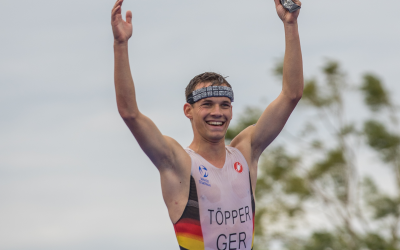 Justus Töpper reißt jubelnd die Arme beim Zieleinlauf hoch