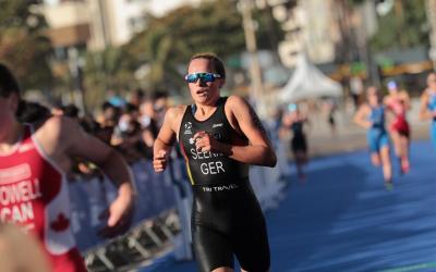 Eine Triathletin rennt im Rahmen eines Wettkampfes