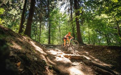 Paula Leupold auf der MTB Strecke durch den Wald
