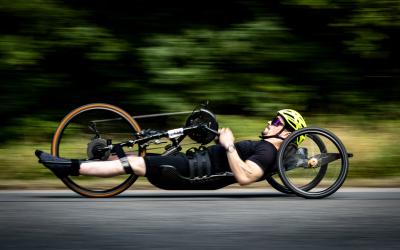 Para Athlet auf Handrad