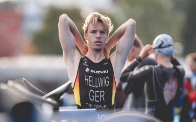 Ein Triathlet konzentriert in der Startvorbereitung