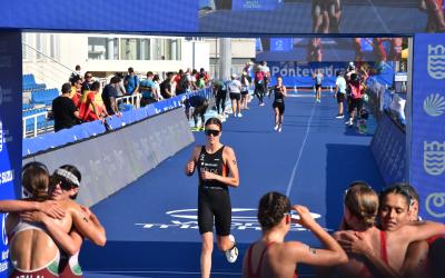 Eine deutsche Nachwuchs-Triathletin überquert die Ziellinie bei der Juniorinnen-WM