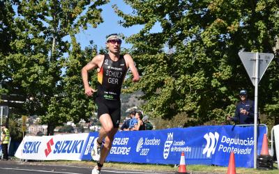 Ein Para Triathlet, dem der linke Unterarm fehlt, läuft auf der Laufstrecke