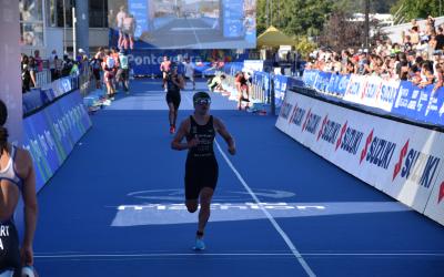 Eine deutsche Triathletin läuft bei einem Rennen ins Ziel
