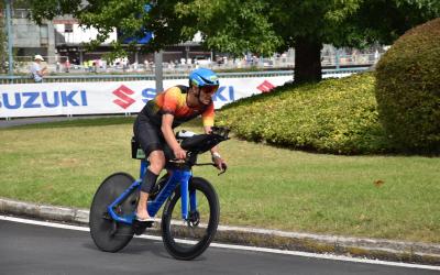 Ein deutscher Triathlet fährt auf dem Rad durch einen Kreisel