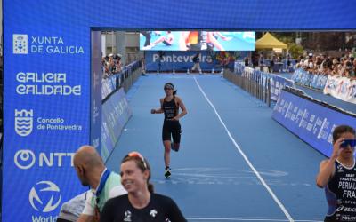 Eine Triathletin läuft ins Ziel, vor ihr sind bereits weitere Athletinnen im Zielbereich angekommen