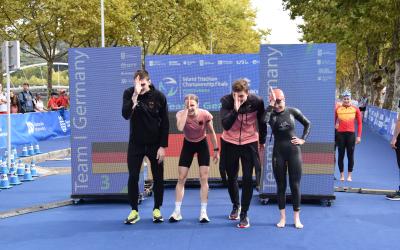 Das deutsche Mixed-Staffel-Quartett posiert bei der Vor-Start-Vorstellung