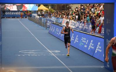 Ein Triathlet läuft bei einem Rennen die letzten Meter ins Ziel