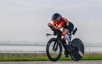 Eine Frau im GER Einteiler auf einem Zeitfahrrad bei der EM in Almere 2026
