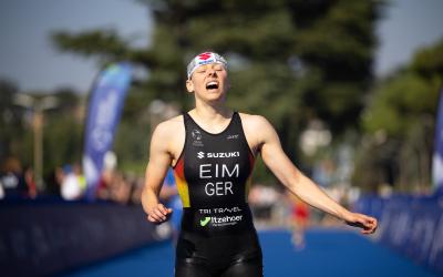 Eine deutsche Triathletin läuft erschöpft ins Ziel eines Rennens